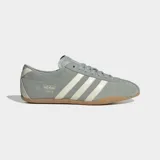 Championes Adidas modelo Tokyo, de diseño retro y corte bajo. Confeccionados en gamuza color verde grisáceo con las icónicas tres tiras laterales en color crema y suela de caucho color caramelo.
