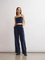 Top corto de terciopelo color azul petróleo, con breteles finos regulables y espalda elastizada.