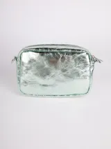 Cartera tipo bandolera color verde agua metalizado, confeccionada en símil cuero. Tiene correa desmontable y regulable, bolsillo frontal externo con cierre y compartimento principal con dos bolsillos internos.