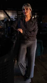 Pantalón palazzo plateado de lurex con cintura alta y corte amplio.