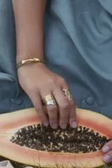 Anillo ancho de diseño orgánico y calado, con apariencia de red o magma solidificado.