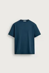 Remera básica de corte regular fit, color azul, con cuello redondo y mangas cortas.
