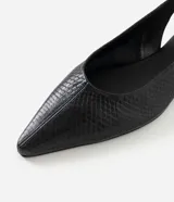 Zapatilla tipo slingback de cuero negro con textura de piel de serpiente, diseño destalonado con tira elástica trasera y punta fina.