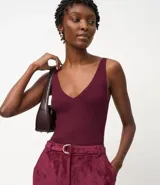 Blusa sin mangas Marfinno de punto acanalado con escote en V y espalda descubierta, confeccionada en mezcla de viscosa y poliamida.