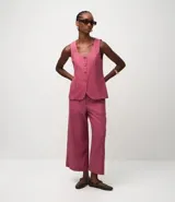 Pantalón de mujer estilo pantacourt (largo a media pierna) color fucsia/rosado, confeccionado en viscolino (mezcla de viscosa y lino). Presenta cierre tradicional y bolsillos.