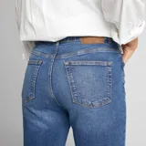 Pantalón de jean azul de tiro alto, corte slim y largo al tobillo.