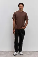 Remera de manga corta y cuello redondo, de corte clásico y color marrón.