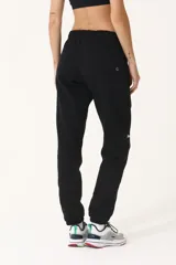 Pantalón de jogging negro con dos bolsillos laterales, un bolsillo trasero y logo BASSET 1992 bordado en blanco.