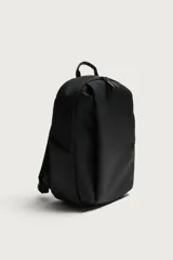 Mochila negra de acabado engomado con compartimento principal con cierre de cremallera. Cuenta con bolsillo interior con cierre, parte posterior acolchada con bolsillo oculto y banda de sujeción para equipaje, asa de mano y correas de hombro ajustables y acolchadas.