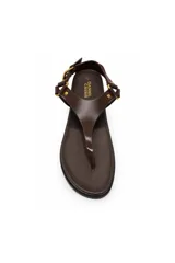 Sandalias planas Daniel Cassin modelo Bulu, color marrón, tipo dedo con tira en forma de T, hebilla metálica dorada de ajuste en el lateral y tira en el talón.