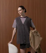 Remera oversized de mangas cortas y cuello redondo, de la marca Marfinno, confeccionada en algodón con diseño de rayas horizontales bordó y blancas.