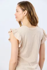 Remera de algodón color beige con sutil estampado, cuello redondo y mangas cortas con doble volado aportando volumen y un diseño femenino.