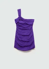 Vestido corto de fiesta con diseño asimétrico de un solo hombro. Presenta un acabado drapeado en toda la prenda y un corte entallado al cuerpo. Incluye cierre lateral invisible.