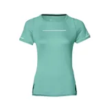 Remera de running color salmón con detalles reflectantes en mangas y frente.