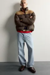 Pantalón jeans de corte relaxed fit, color celeste con efecto lavado, de estilo carpintero con bolsillos laterales y presillas de herramientas.