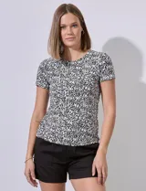 Blusa de seda fría estampada en blanco y negro, con escote a la base.