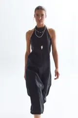 Vestido midi de lino color negro, con escote halter y corte en línea A.