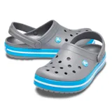 Zueco Crocs Crocband color gris con suela celeste y detalles de rayas blancas.
