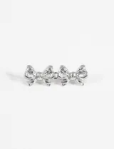 Prendedor de metal plateado con diseño de dos moños unidos.