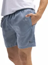 Short de baño rosado con estampado de rombos, cintura elastizada con cordón ajustable, bolsillos laterales y trasero.