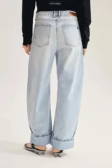 Jean de denim celeste con lavado claro y efecto desteñido, de tiro alto y corte ancho con dobladillo vuelto en los tobillos.