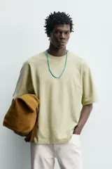 Camiseta boxy fit color verde militar con efecto lavado, confeccionada en tejido compacto de algodón, con cuello redondo y manga corta.