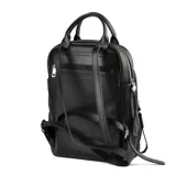 Mochila negra de cuero sintético con diseño liso, acceso con cierre, correa regulable y asas fijas. Cuenta con un compartimento principal, tres bolsillos externos con cierre y tres bolsillos internos (uno con cierre y dos abiertos).