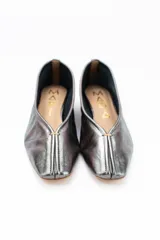 Mocasines de cuero metalizado en tono gris oscuro, con diseño de punta cuadrada y costura central en la capellada.