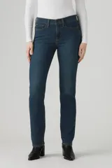 Pantalón de jean corte recto con tecnología shaping, tiro medio y cierre frontal con botón y cremallera. Presenta un lavado azul oscuro clásico con costuras en contraste.