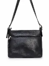 Cartera bandolera de cuero color negro, de diseño estructurado con panel central liso y laterales con textura efecto croco. Cuenta con correas ajustables y costuras a contratono.