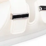 Sandalias blancas con plataforma baja, capellada sintética lisa con dos hebillas decorativas metálicas, plantilla sintética texturada y suela de goma liviana antideslizante.