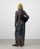 Pantalón ancho de tiro alto con efecto plisado (crinkle) y estampado abstracto en tonos marrón topo y azul. Presenta un diseño cruzado en el frente con cierre de botón y cintura elástica.