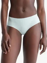 Bombacha hipster color celeste de microfibra ligera, con cintura baja, bordes cortados a láser y logo de Calvin Klein estampado en la cadera.