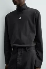 Camiseta de hombre manga larga y cuello perkins, de calce regular fit y color negro, confeccionada en tejido compacto de algodón.