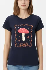 Remera de manga corta color azul marino, de corte holgado y cuello redondo, con estampado frontal de un hongo dentro de un marco decorado con estrellas y un moño.