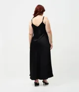Vestido midi de satén negro con caída fluida, escote en V con detalle de encaje y tirantes finos regulables.