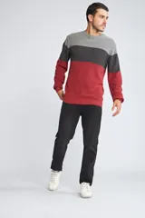 Sweater de tejido de punto con diseño color block en tonos verde, azul y gris. Presenta cuello redondo, mangas largas y corte regular.