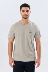 Remera gris oscuro de manga corta y cuello redondo, con un estampado gráfico en la espalda que incluye un paisaje de montaña y la leyenda "Take time to chill vibes cool down".