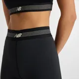 Short deportivo ajustado de tiro alto con cintura elástica con logo de la marca. Confeccionado con tecnología NB DRY de secado rápido.