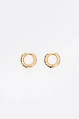 Caravanas de tipo argolla mini con acabado metálico dorado y pequeños cristales de colores incrustados en la parte exterior. Cuentan con un diseño delicado y cierre de bisagra.