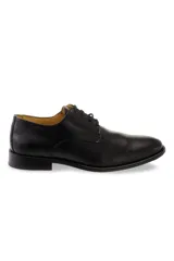 Zapato de vestir negro, estilo Oxford o Derby, de cuero liso, con cordones finos y suela de cuero de perfil bajo.