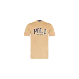 Remera de manga corta Polo Ralph Lauren en color camel, con cuello redondo y diseño de estampado frontal estilo universitario con la inscripción POLO y Ralph Lauren en color azul marino.