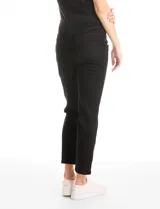 Jean skinny de tiro alto, color azul oscuro, con cierre frontal y botón. Presenta un diseño ajustado con tajos frontales en el ruedo y bolsillos funcionales.