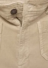 Pantalón tipo culotte de pana, color beige, con tiro alto, cierre de cremallera y botón, y bolsillos de parche delanteros y traseros.