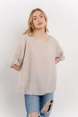 Blusa de lino color fucsia, con silueta amplia y relajada, escote redondo y mangas 3/4 con vuelta.