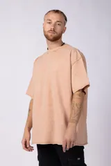 Remeron de algodón rústico con efecto de lavado gastado, corte oversize, cuello redondo y mangas cortas con terminaciones al corte.