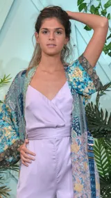 Mono largo lila de satén con breteles finos y corte palazzo.