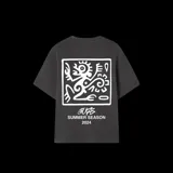 Remera boxy gris oscuro con estampado gráfico blanco de inspiración tribal en la espalda, acompañada del texto "SUMMER SEASON 2024".