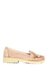 Mocasines color beige de cuero con flecos y suela track color crema.