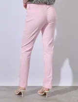 Pantalón blanco de gabardina elastizada, marca Zac & Rachel. Con pretina con pasadores, botón y cierre. Delantera con tres bolsillos. Trasera con bolsillos ojal.